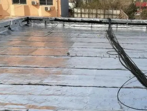 福州市卫生间漏水维修公司分享下福州市屋面楼顶防水刚性防水层施工要点。